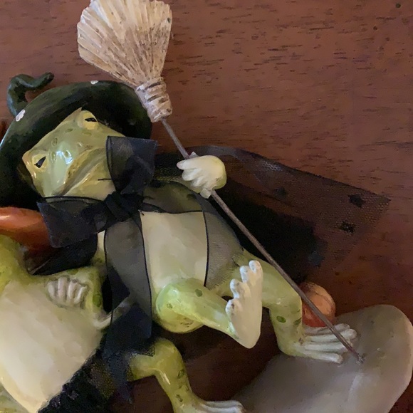 SOLD-Mark Roberts collectibles Dancing Frogs dressed like witches Halloween - Picture 4 of 13